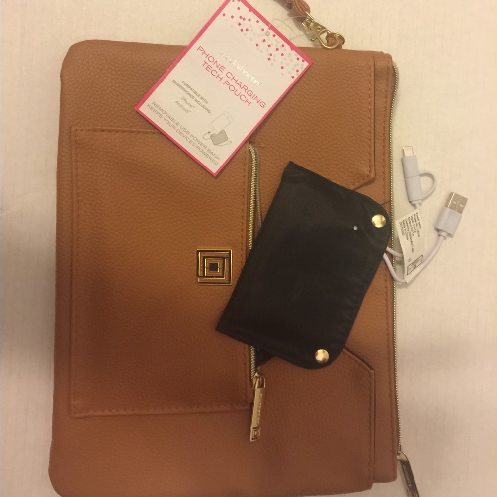 🎊👜 NWT Liz Claiborne Tech Pouch 👜🎊